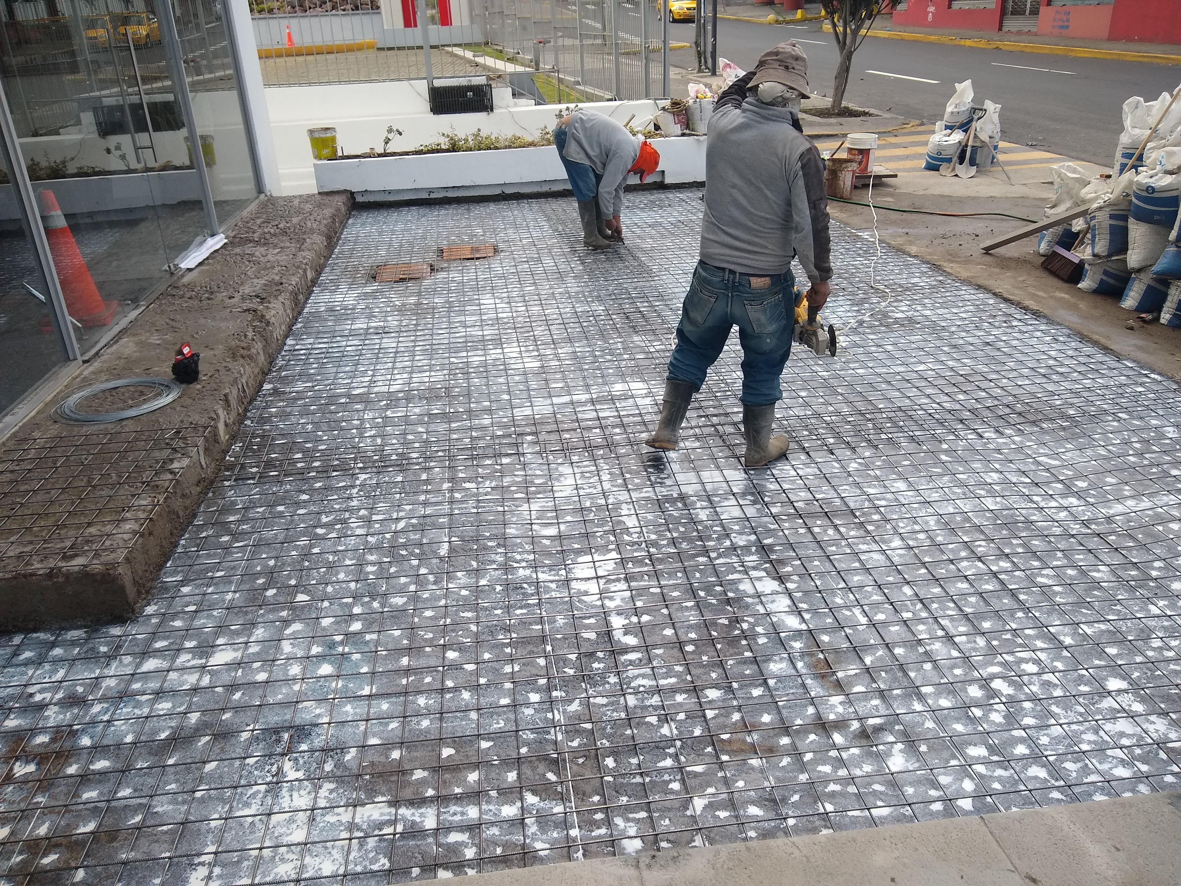 Equipo trabajando - Obra civil